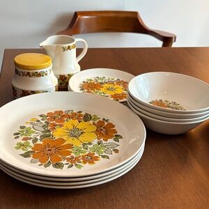 JOHNSON BROS - Westdale Pattern Dinnerware Set - 14 piece
